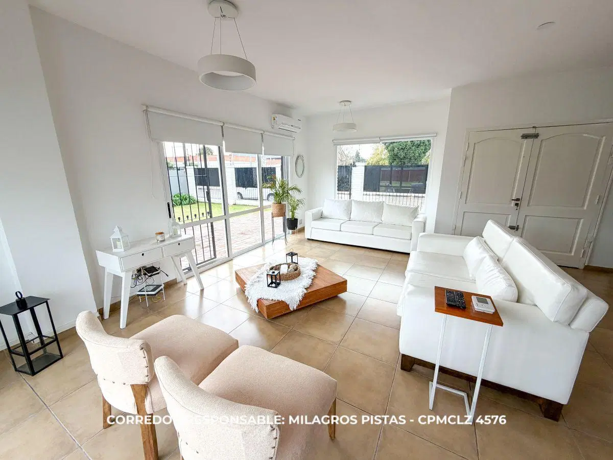 Impecable casa de dos plantas, súper luminosa con piscina, amplio parque y quincho. 5