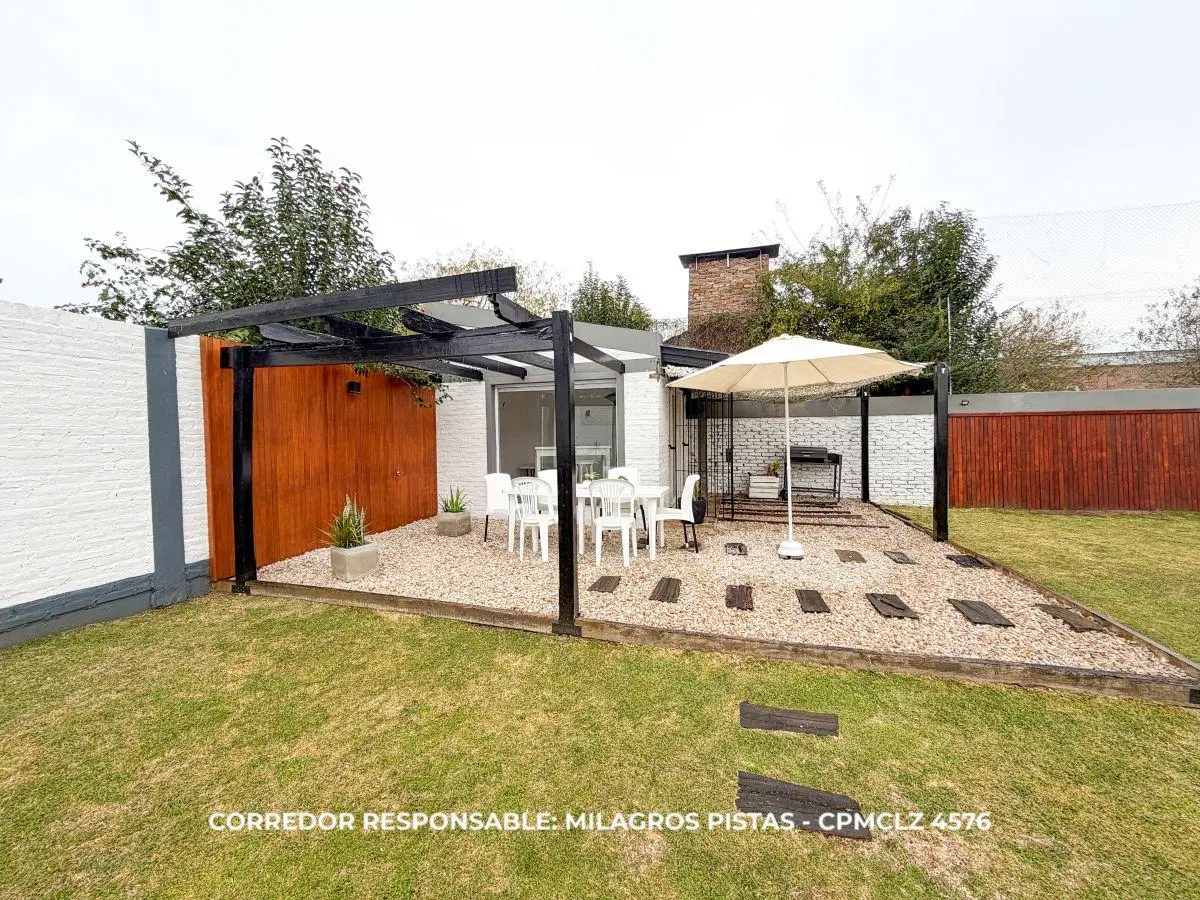 Impecable casa de dos plantas, súper luminosa con piscina, amplio parque y quincho. 8