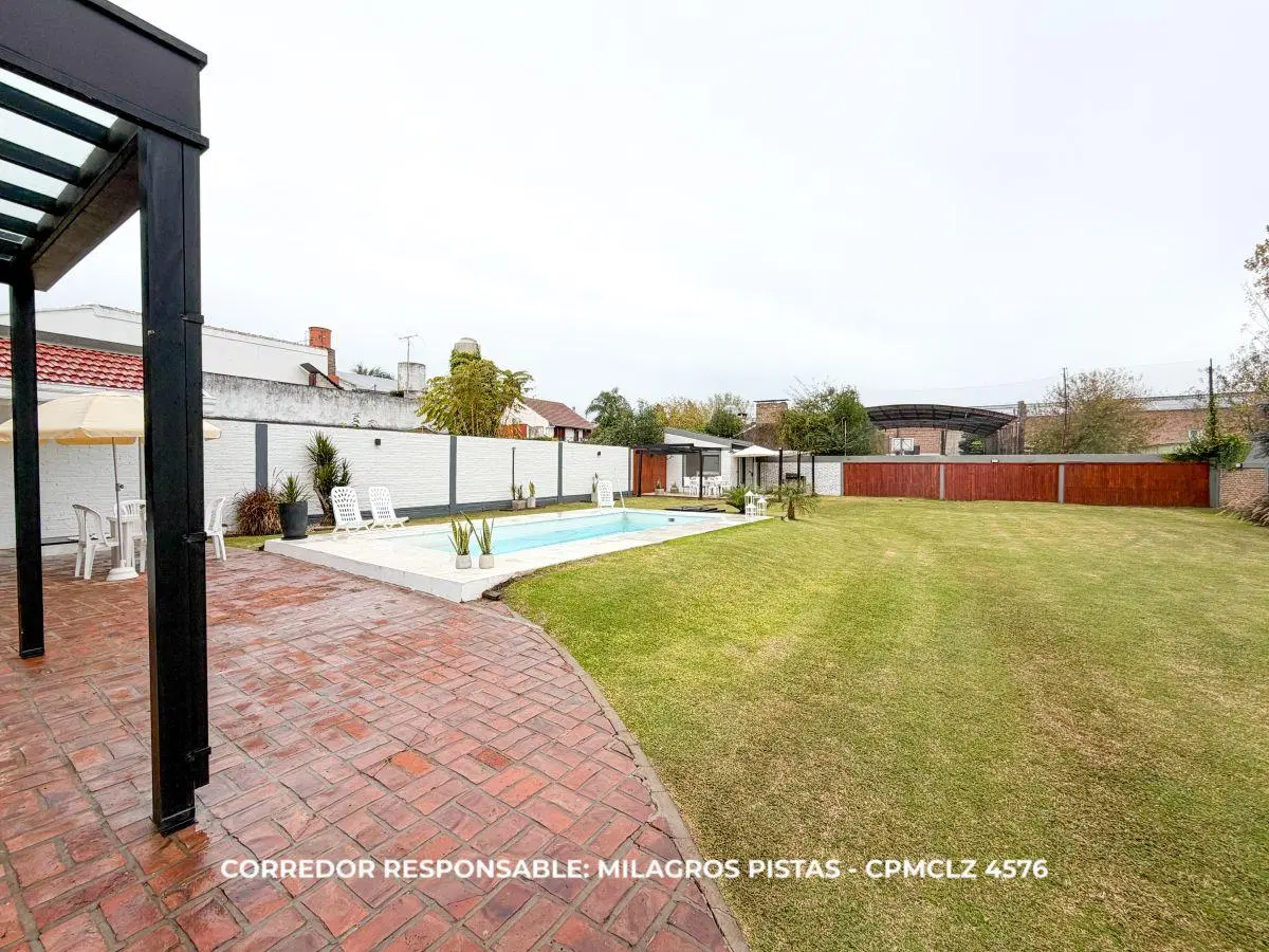 Impecable casa de dos plantas, súper luminosa con piscina, amplio parque y quincho. 3