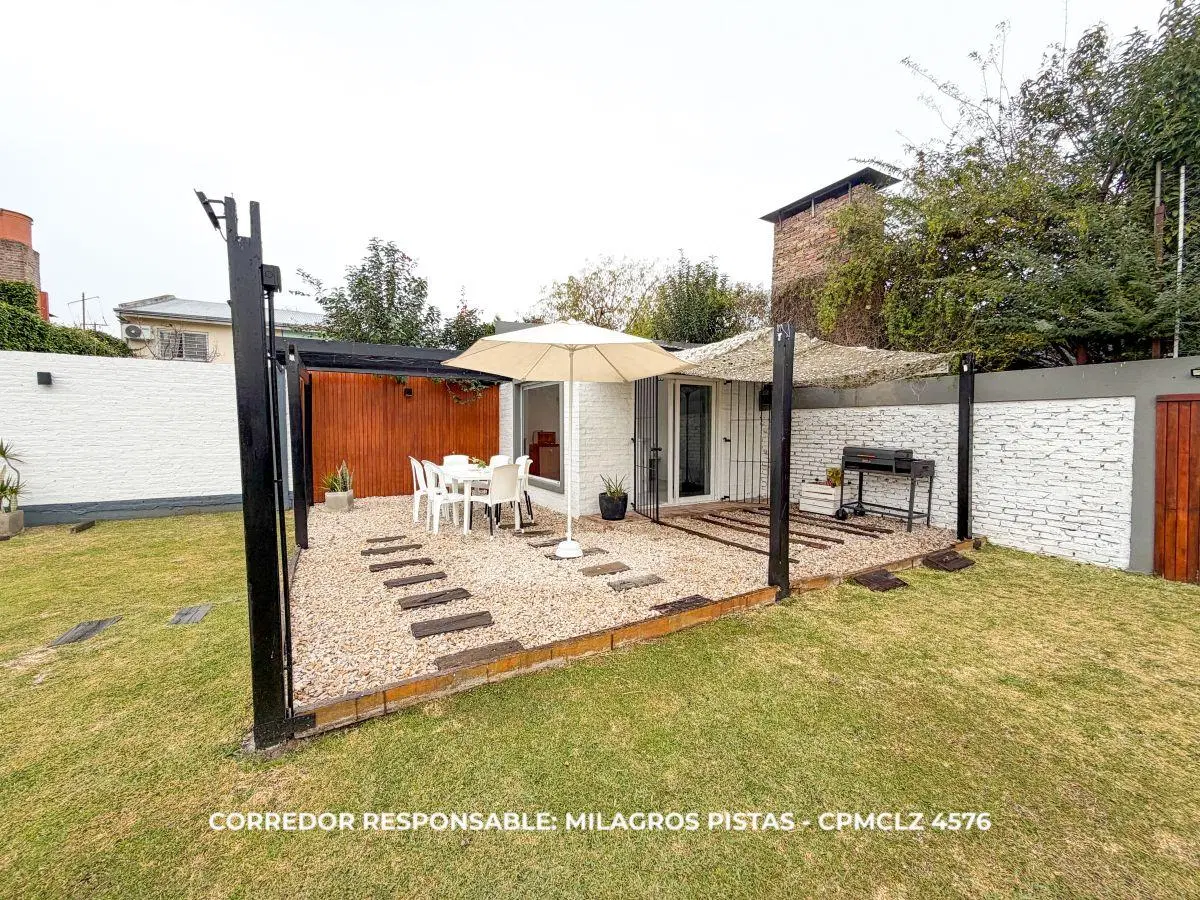 Impecable casa de dos plantas, súper luminosa con piscina, amplio parque y quincho. 4