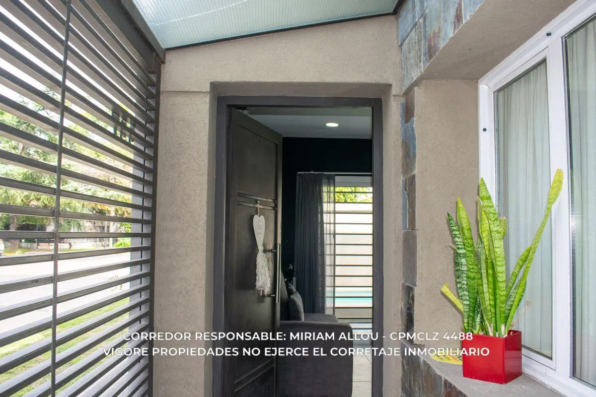 CASA EN VENTA EN TEMPERLEY CON PISCINA, COCHERA PARA DOS AUTOS Y DETALLES DE CATEGORÍA 2