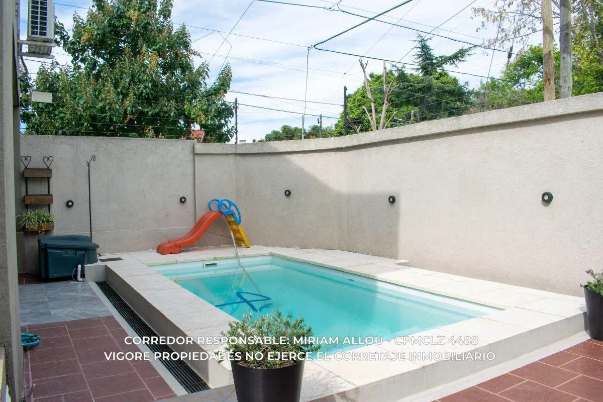 CASA EN VENTA EN TEMPERLEY CON PISCINA, COCHERA PARA DOS AUTOS Y DETALLES DE CATEGORÍA 4
