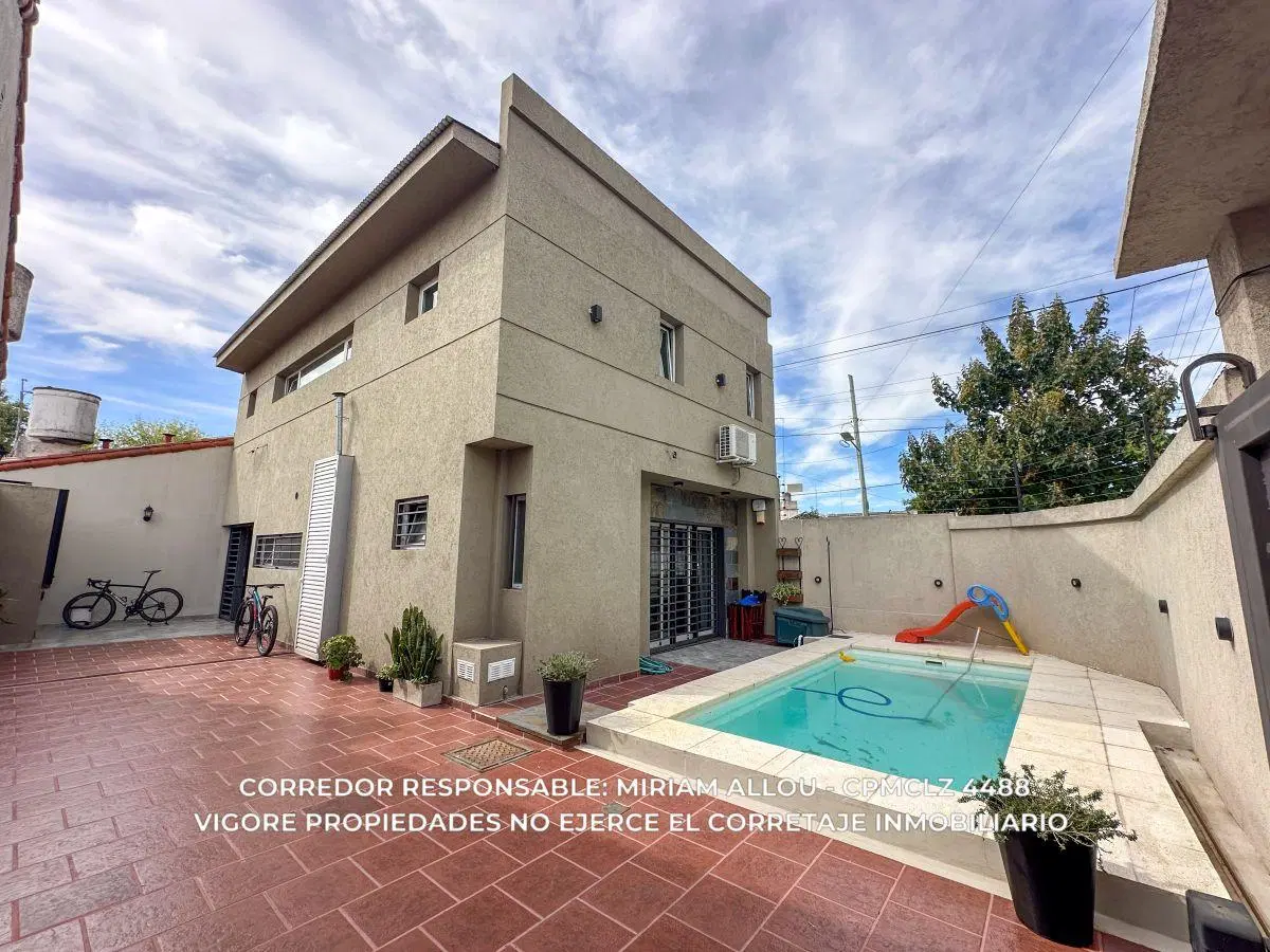 CASA EN VENTA EN TEMPERLEY CON PISCINA, COCHERA PARA DOS AUTOS Y DETALLES DE CATEGORÍA 8
