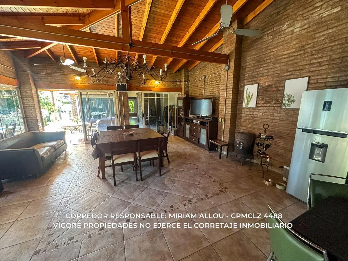 CASA DE 5 AMBIENTES EN VENTA EN LUIS GUILLÓN CON PARQUE, PISCINA Y ALTO POTENCIAL. APTO CREDITO 5