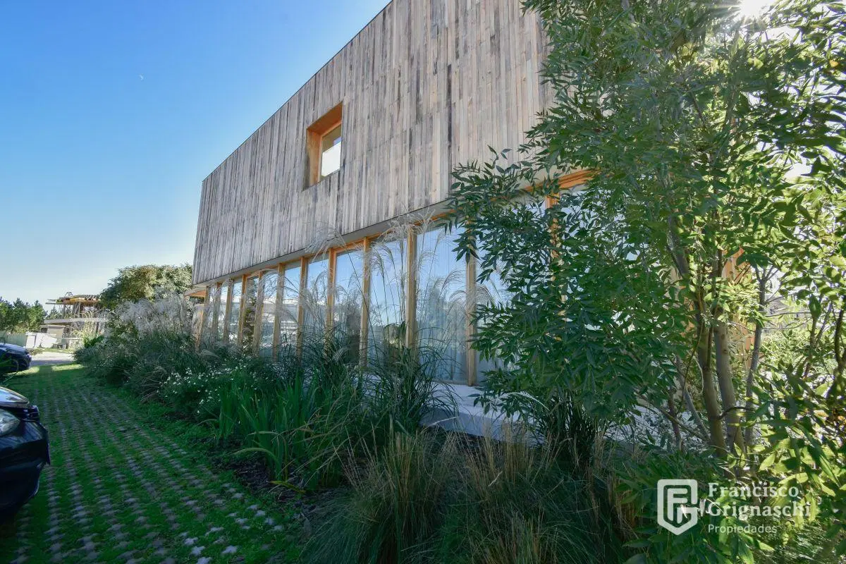 Impecable Casa de Categoría en La Providencia – Barrio Golf I | Piscina Infinity y Detalles Premium 4