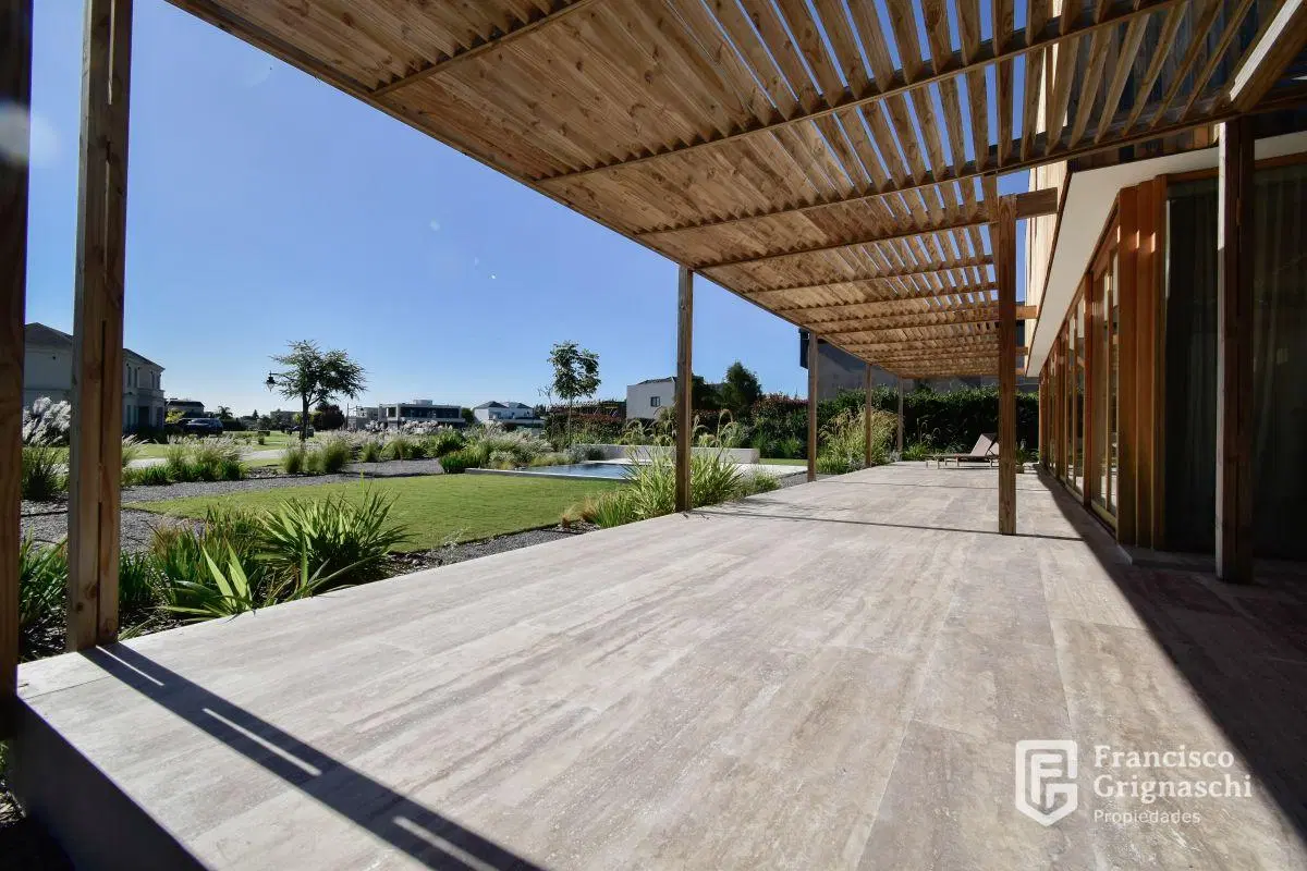 Impecable Casa de Categoría en La Providencia – Barrio Golf I | Piscina Infinity y Detalles Premium 5