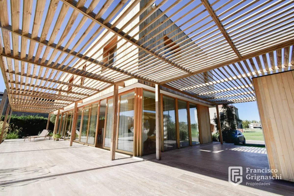 Casa de Categoría en La Providencia – Barrio Golf I | Piscina Infinity y Detalles Premium 8
