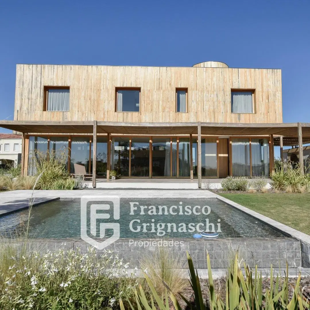 Impecable Casa de Categoría en La Providencia – Barrio Golf I | Piscina Infinity y Detalles Premium 2