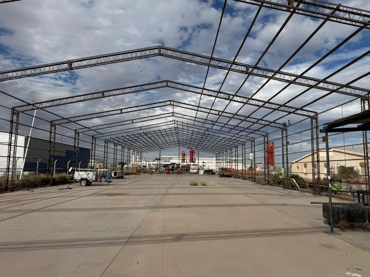 Base operativa industrial sobre terreno de 5.000 m² en Añelo. Cuenta con vivienda ocupacional de 300 3