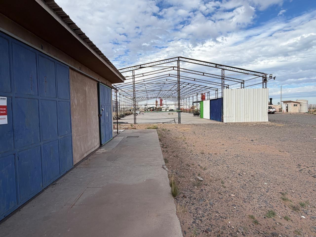Base operativa industrial sobre terreno de 5.000 m² en Añelo. Cuenta con vivienda ocupacional de 300