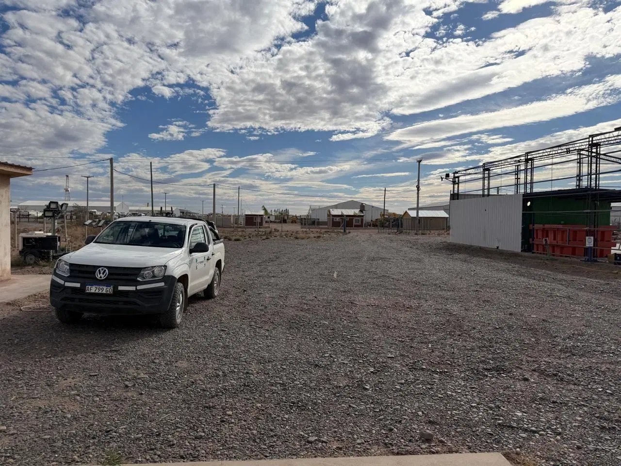 Base operativa industrial sobre terreno de 5.000 m² en Añelo. Cuenta con vivienda ocupacional de 300 5
