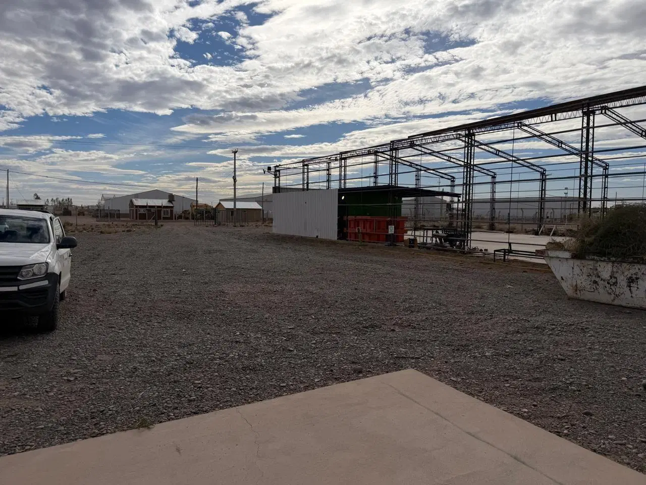 Base operativa industrial sobre terreno de 5.000 m² en Añelo. Cuenta con vivienda ocupacional de 300 4
