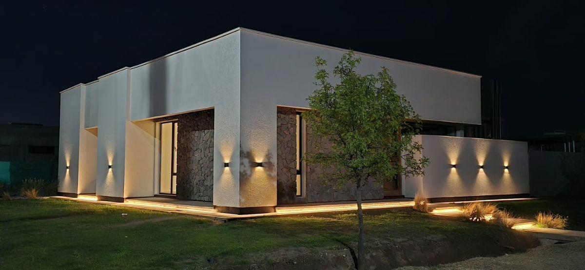 Foto de CASA DE LUJO A ESTRENAR EN BARRIO ALTO PAREDES | 3 DORM. + PISCINA, imagen 2