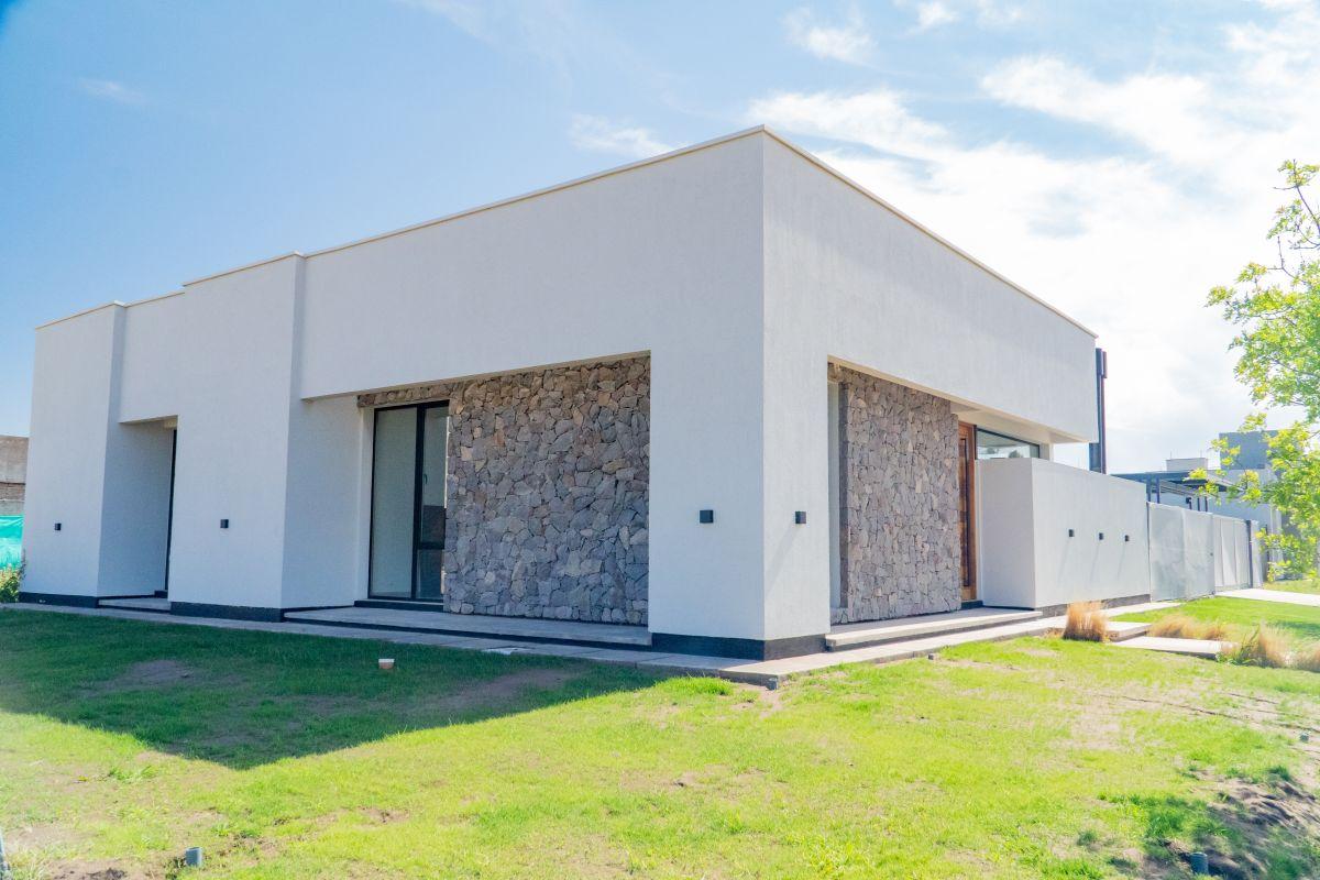 Foto de CASA DE LUJO A ESTRENAR EN BARRIO ALTO PAREDES | 3 DORM. + PISCINA, imagen 5