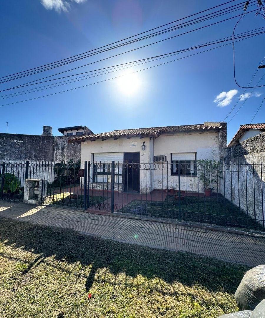 Casa VENTA "Barrio Jardín" Superficie total 337 metros, 90 cubiertos.