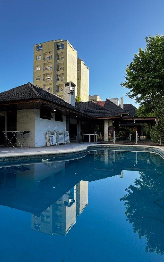 Casa de Categoría. 4 domitorios, Jardín, Piscina y Quincho en Excelente Entorno