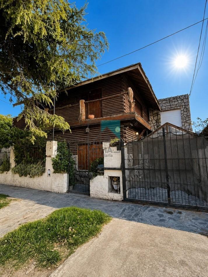 Foto de Venta Casa 4 ambientes c/patio, garage y depto monoambiente sobre lote, imagen 1