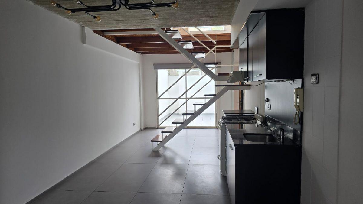 Foto de DEPARTAMENTO TIPO DUPLEX CON BALCON, TERRAZA, PARRILLA, COCHERA Y PATIO, imagen 2