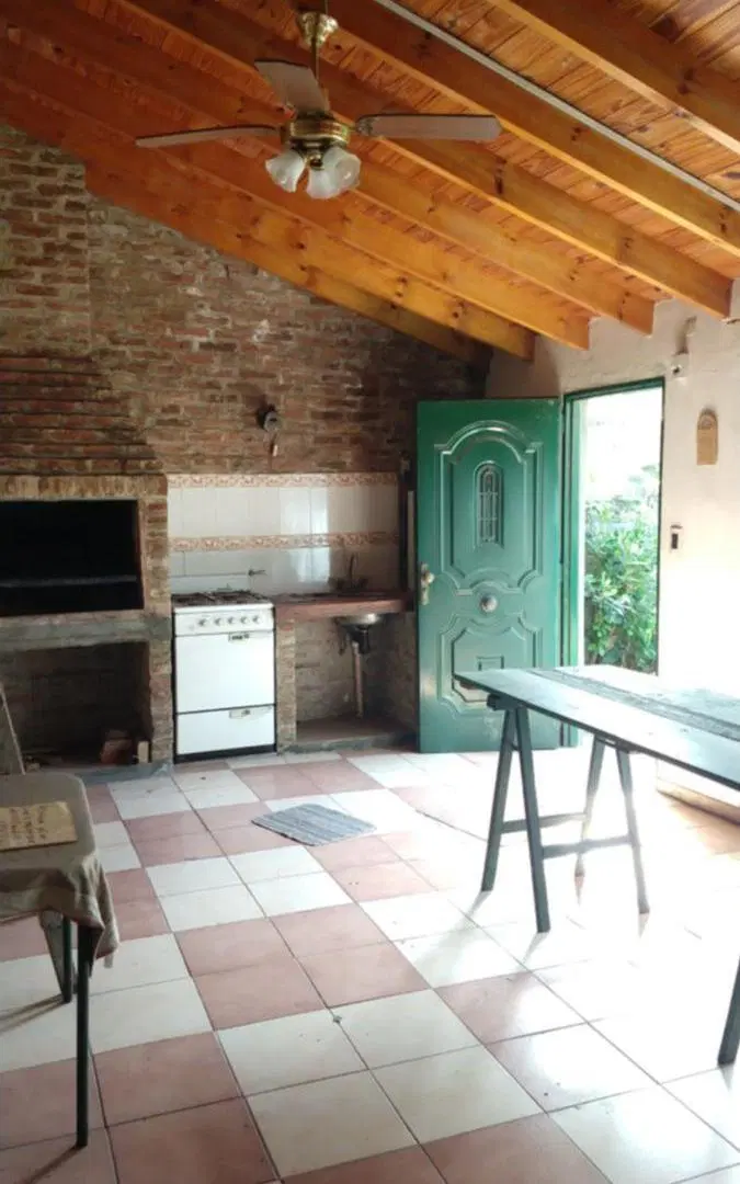 Casa en Adrogué con jardin y quincho 8