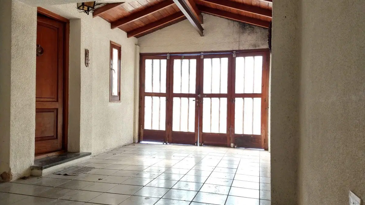 Casa en Adrogué con jardin y quincho 3