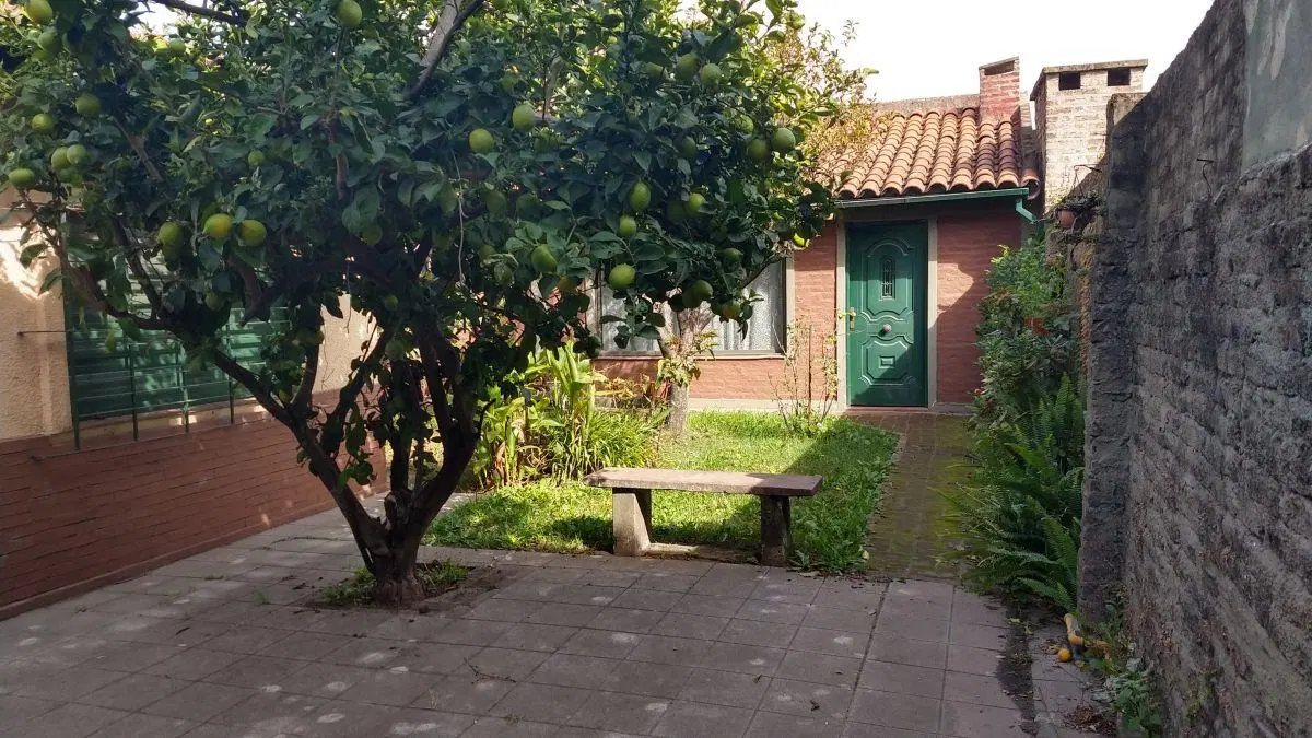 Casa en Adrogué con jardin y quincho 5