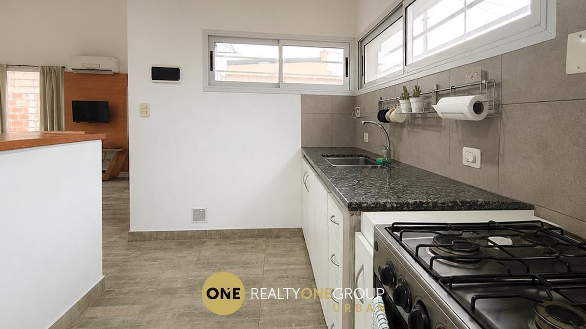 Foto de Casa - Venta - 2 Plantas - 2 Dormitorios - Cochera - Jardín - Los Hornos, imagen 1
