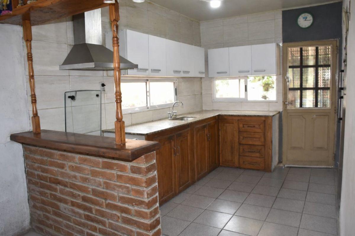 Foto de Casa con local en venta- Los Hornos, imagen 3