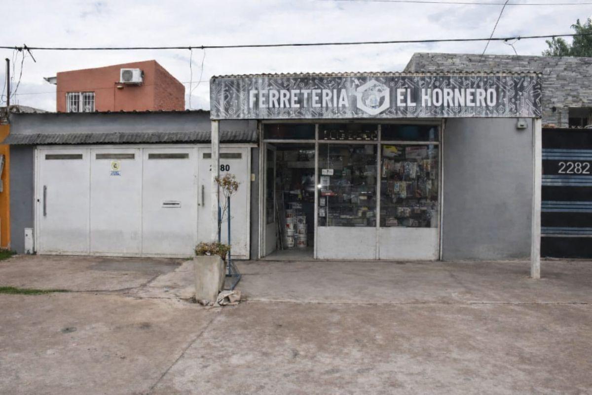 Foto de Casa con local en venta- Los Hornos, imagen 1