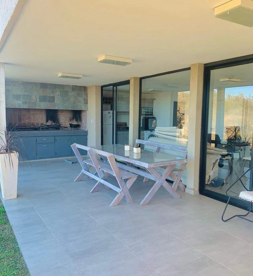Foto de CASA EN VENTA 3 DORMITORIOS TERRAZAS DE LA ESTANZUELA LA CALERA CORDOBA, imagen 2