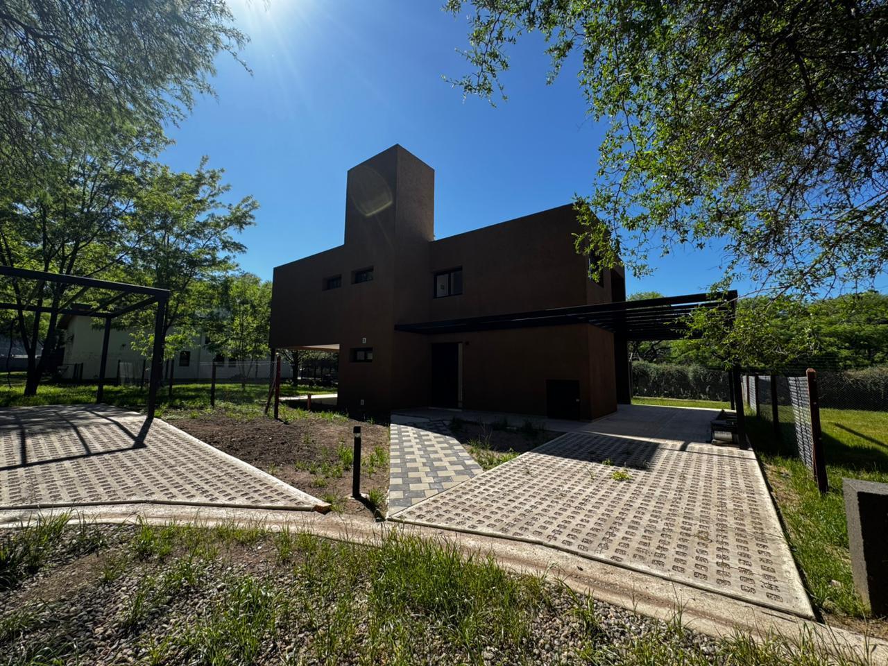 VENTA CASA EN COMPLEJO CERRADO VILLA ALLENDE GOLF
