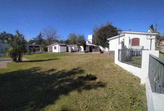 Foto de VENTA CASA 3 D TANTI VIEJO, GRAN PARQUE CON PILETA!!, imagen 2