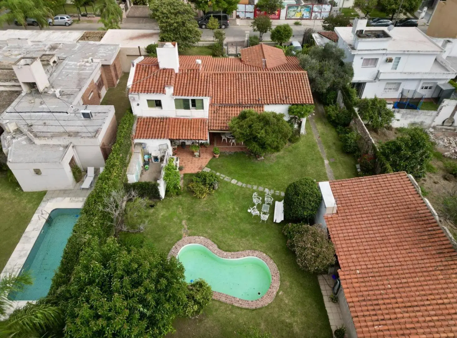 Casa en Venta en Cerro de las Rosas 822 m de Terreno, Pileta, 4 Dormitorios y Excelente Ubicación 2
