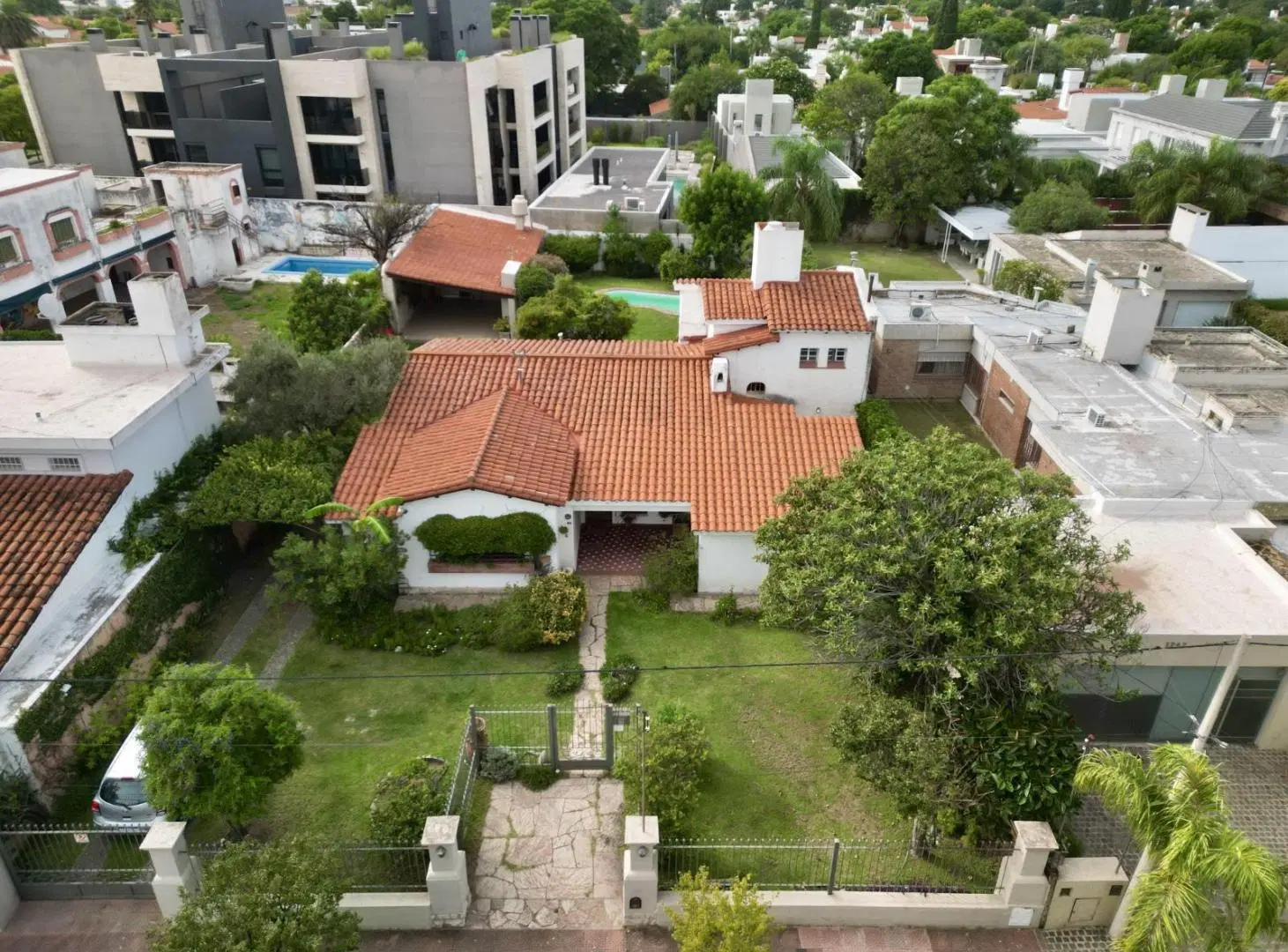 Casa en Venta en Cerro de las Rosas 822 m de Terreno, Pileta, 4 Dormitorios y Excelente Ubicación 1