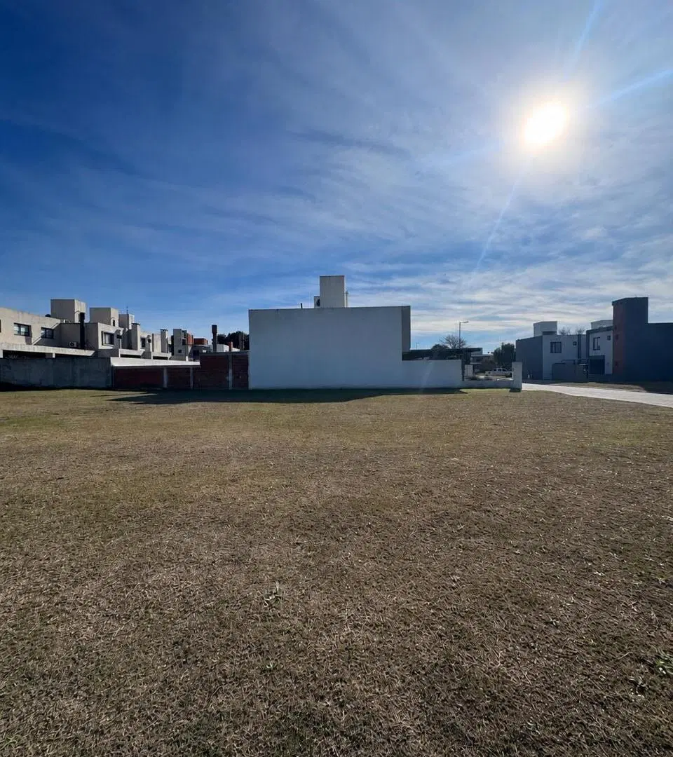 LOTE EN VENTA EN LA CALANDRIA 2