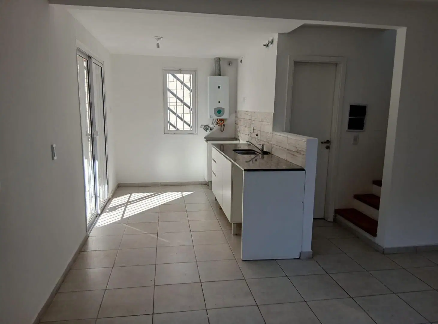OPORTUNIDAD DE INVERSIÓN: Casa en Venta de 2 dorm con RENTA en B 20 de Junio 3