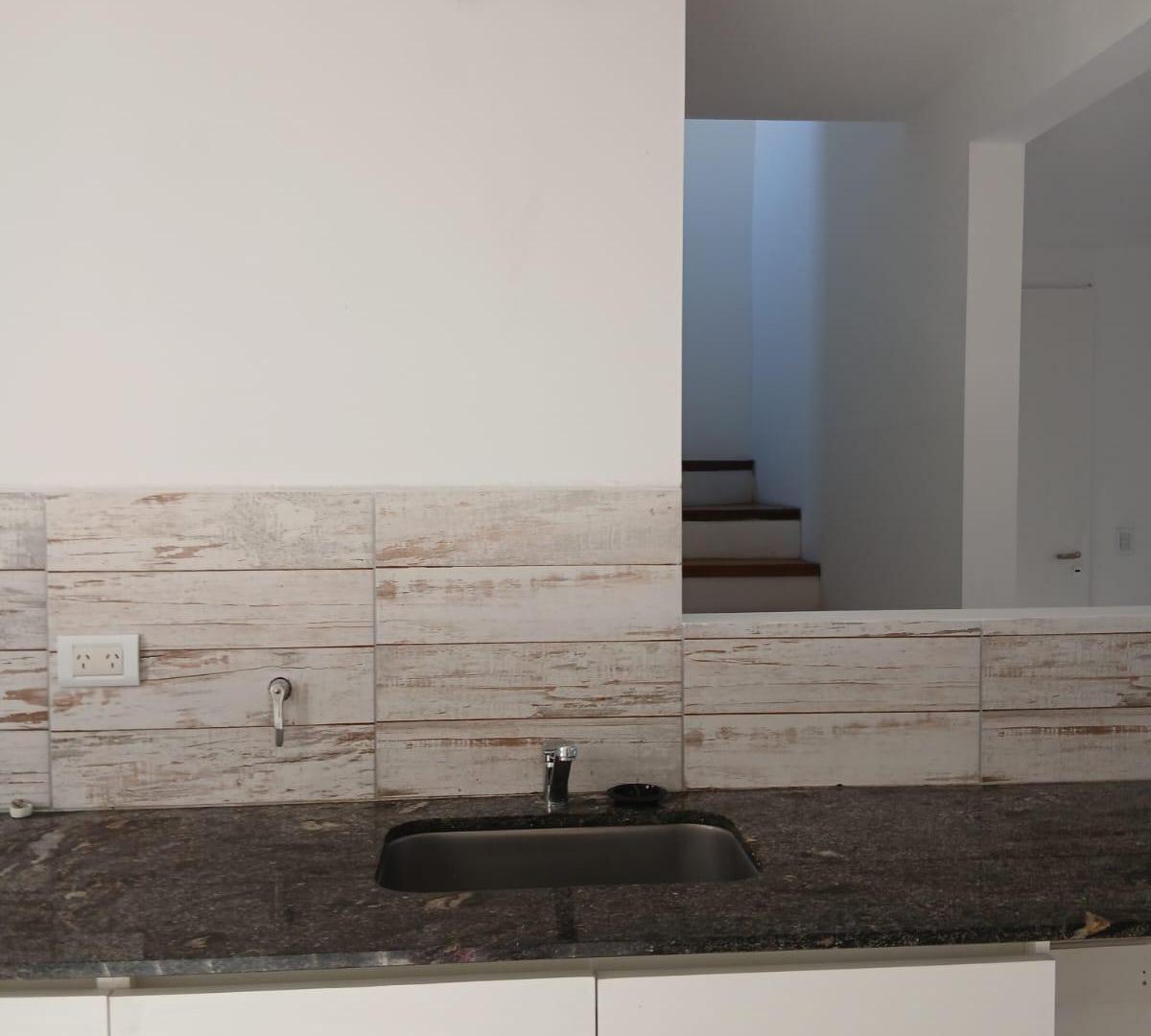 Foto de OPORTUNIDAD DE INVERSIÓN: Casa en Venta de 2 dorm con RENTA en B 20 de, imagen 2