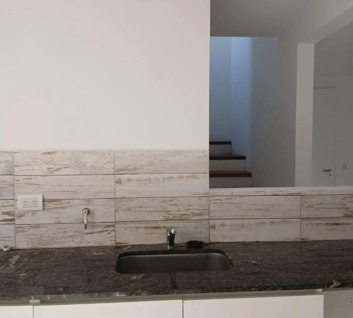 OPORTUNIDAD DE INVERSIÓN: Casa en Venta de 2 dorm con RENTA en B 20 de Junio 1