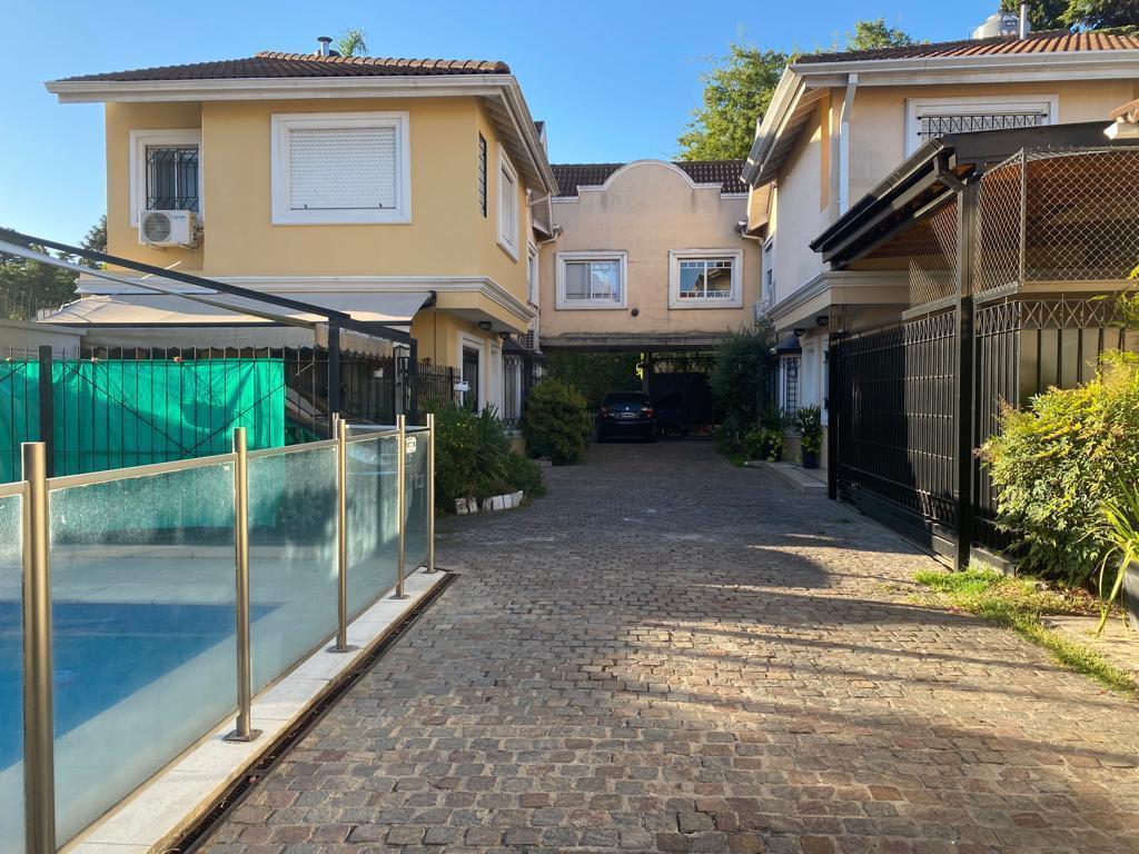 Dúplex de 4 Ambientes en Barrio Inglés – Cochera, Jardín, Pileta y Quincho | Excelente Inversión