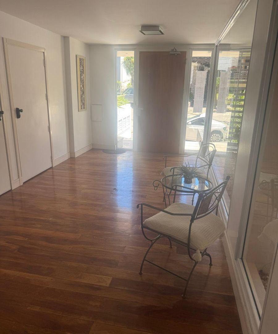 Foto de PISO DE 100 metros con quincho propio 2 cocheras amplia vereda de sol/, imagen 4