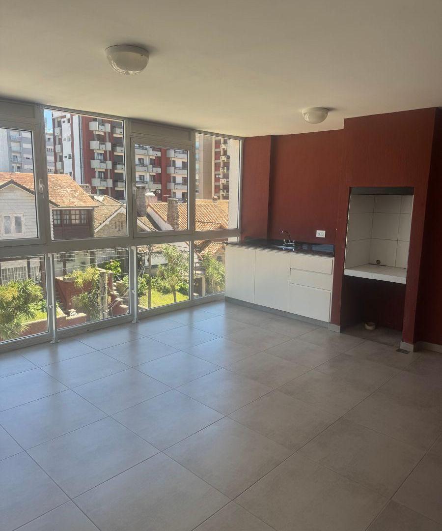 PISO DE 100 metros con quincho propio 2 cocheras amplia baulera vereda de sol excelente
