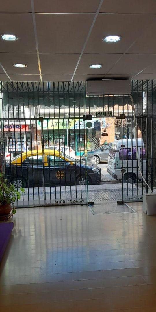 Foto de Espléndido Local en pleno centro comercial sobre Artigas sin expensas a metros de Av. Mosconi, imagen 4