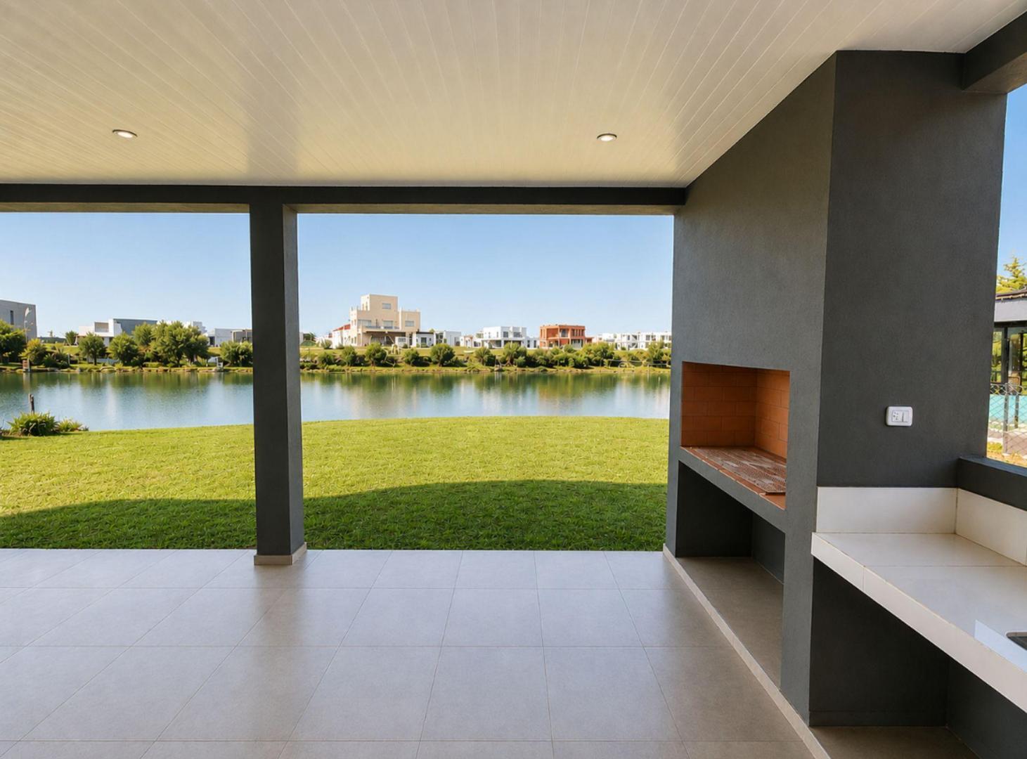 Casa en El Canton con costa de lago