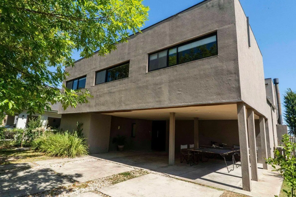 VENTA CASA 5amb B. SAN ISIDRO LABRADOR,DIQUE LUJAN 5