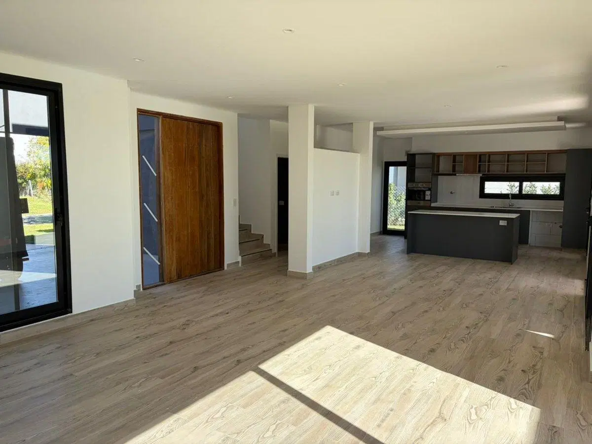 Moderna casa en  El Cantón, con vista al Golf 5