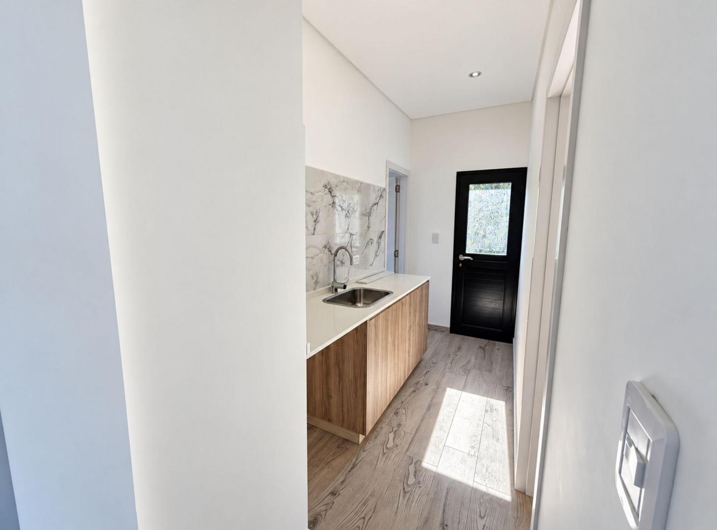 Foto de Moderna casa en El Cantón Nort, con costa de lago, imagen 5