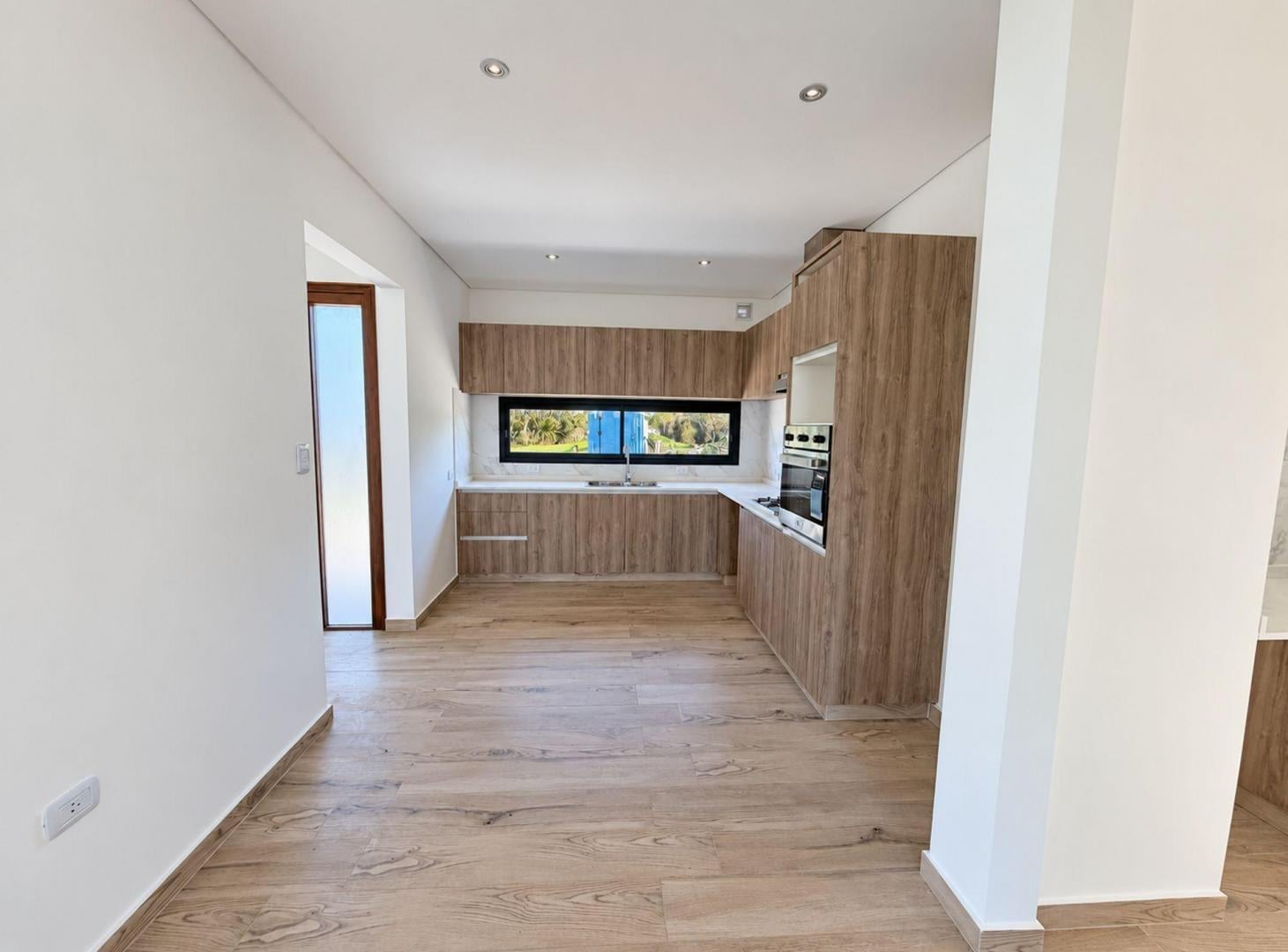 Foto de Moderna casa en El Cantón Nort, con costa de lago, imagen 2