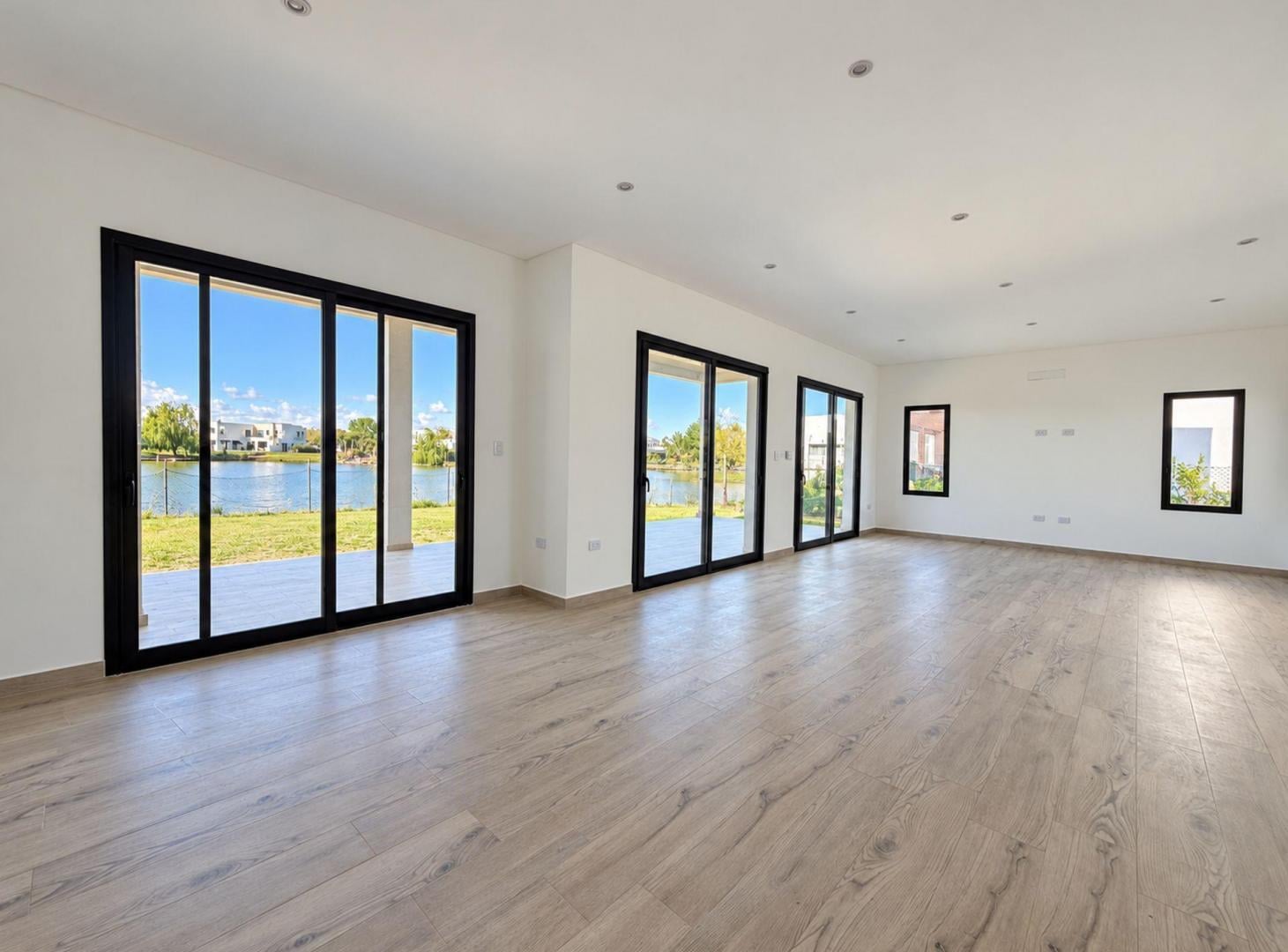 Foto de Moderna casa en El Cantón Nort, con costa de lago, imagen 3