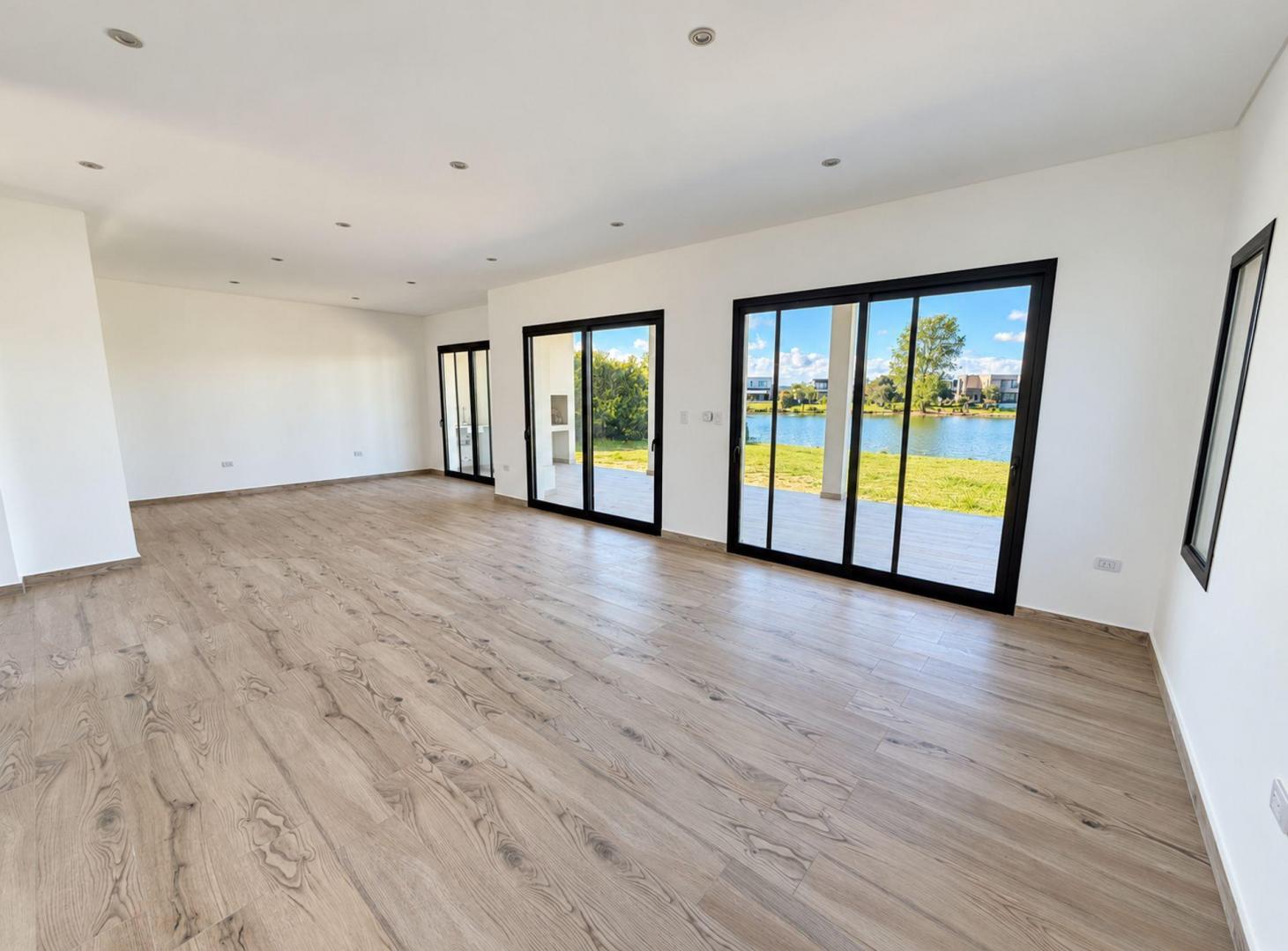 Foto de Moderna casa en El Cantón Nort, con costa de lago, imagen 4