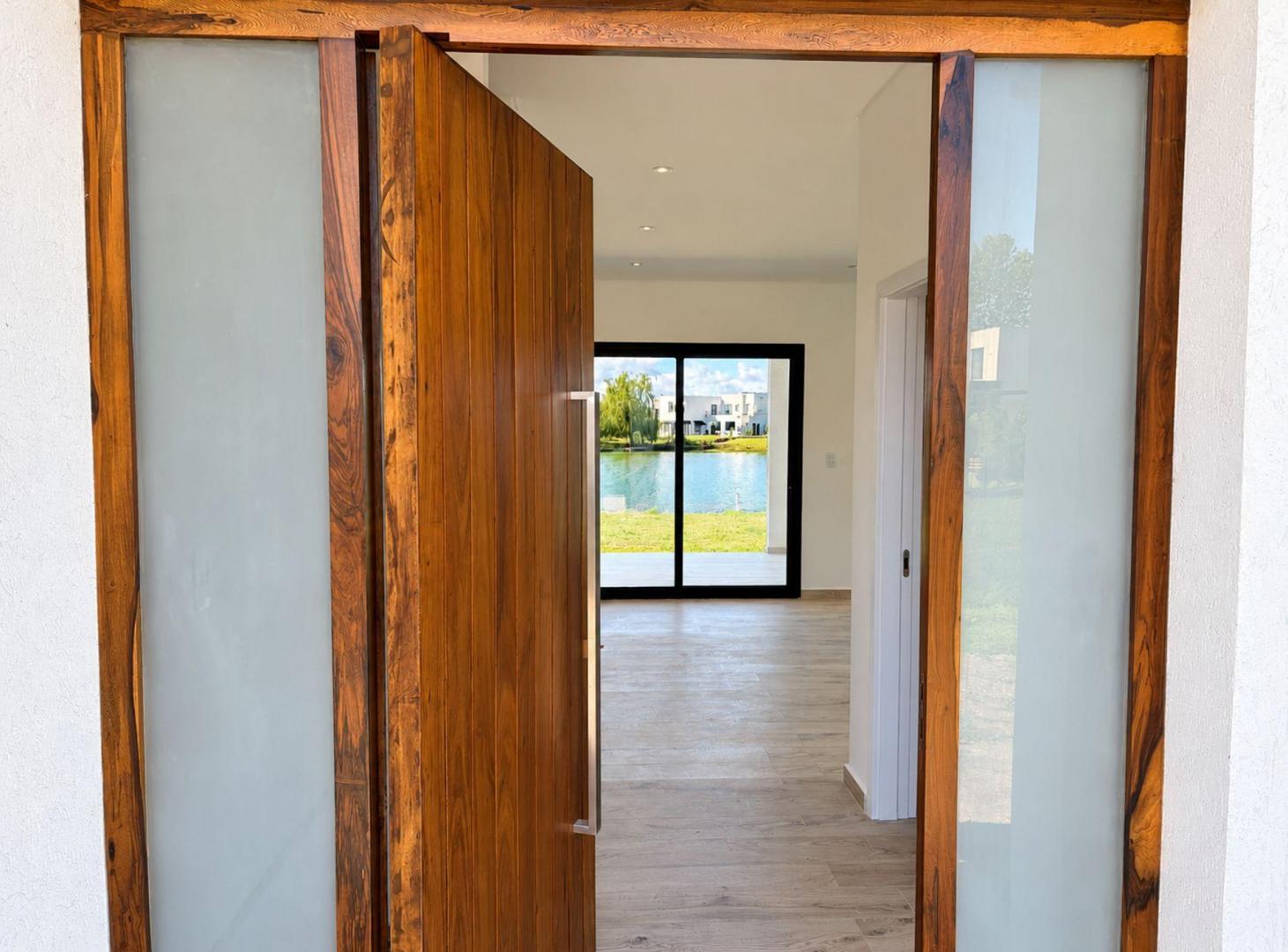 Foto de Moderna casa en El Cantón Nort, con costa de lago, imagen 1