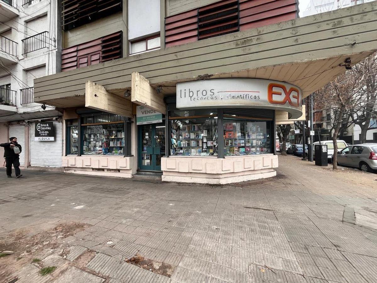 Foto de LOCAL COMERCIAL EN VENTA EN 1 Y 46 | ESQUINA ESTRATÉGICA EN LA PLATA, imagen 2